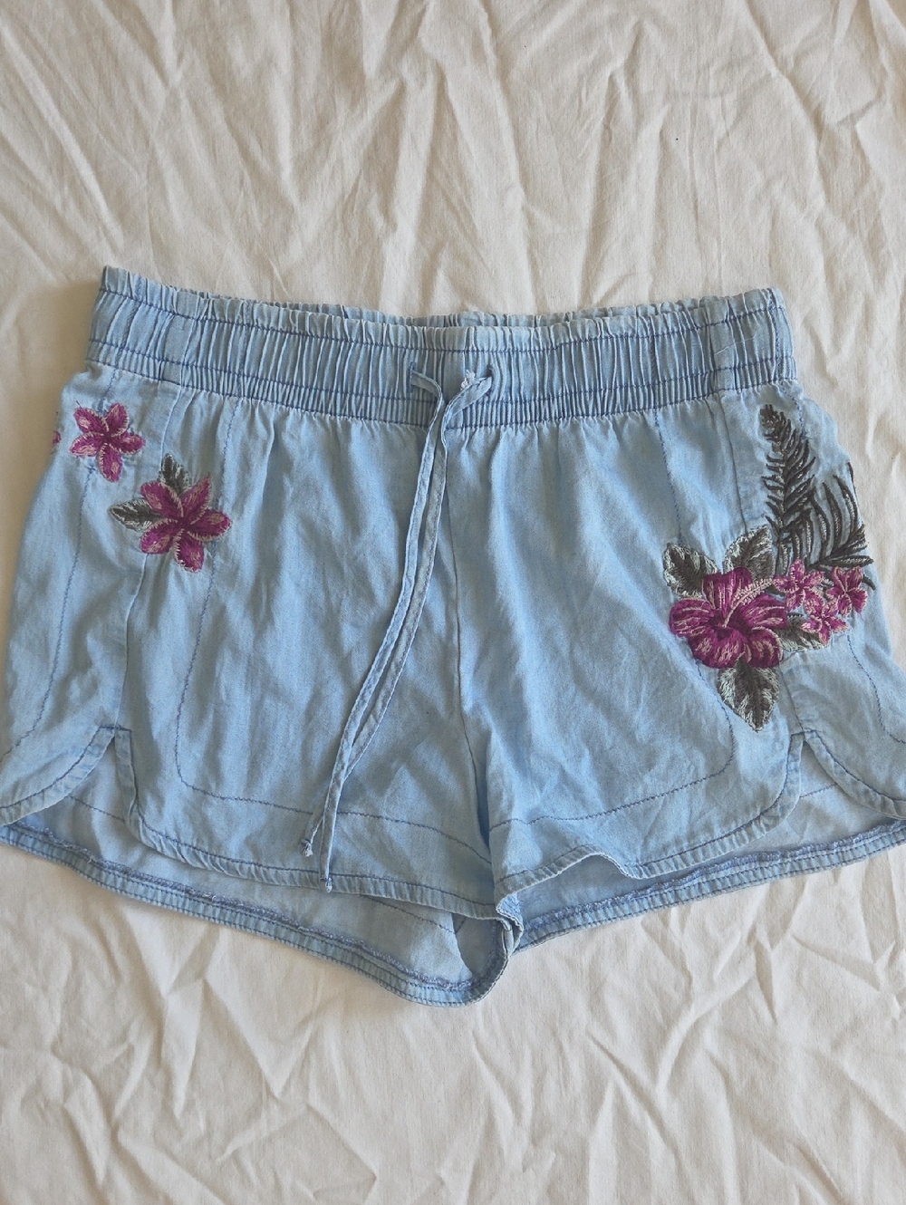 New Express floral embroidered Y2K High Rise Cotton Blend Light denim shorts XS